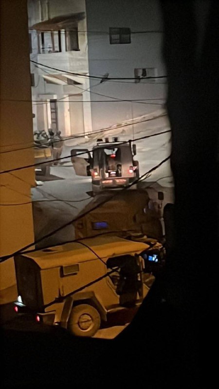 כוחות הכיבוש פושטים על בתים במהלך הפשיטה המתמשכת שלהם לתוך העיירה בלאא, מזרחית לטול כרם.