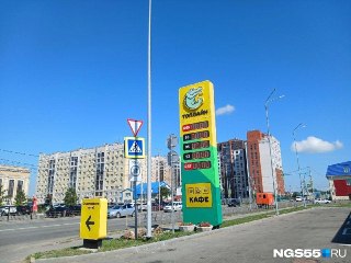 Омская сеть заправок «Топлайн» полностью прекратила продажу бензина физлицам, так как отпуск топлива сегодня прекратил нефтезавод, сообщает Ngs55 со ссылкой на оператора одной из АЗС сети.6 июля атаке беспилотников подвергся Омский НПЗ — крупнейший в Росси