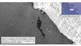 Огромное нефтяное пятно движется в сторону порта Туапсе. По оценкам экспертов, его размер составляет 10 тысяч квадратных метров.Для локализации специалисты выставили боновые заграждения. Также в ликвидации загрязнения участвуют шесть судов, среди которых б