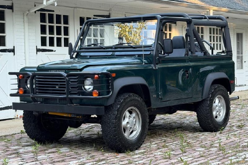 🚗⚡ Вчера в нашей базе появилась редкая находка – 1997‑годный Land Rover Defende