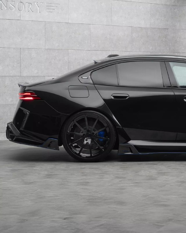 Mansory прокачало новую BMW M5 G90 — теперь она выглядит мегаагрессивно.