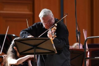 Погибший пассажир самолёта Airbus A321, летевшего в Стамбул, — российский скрипач и дирижёр Симфонического оркестра Санкт-Петербурга Сергей Стадлер.Народному артисту было 63 года. После посадки медики пытались реанимировать его в салоне, но безуспешно. На 