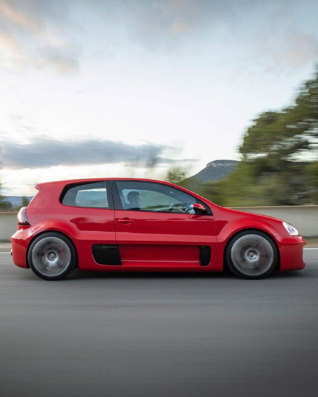 Volkswagen демонстрирует трио старых концепт-каров Golf: W-12, концепт-кар Design и родстер. Все они 9