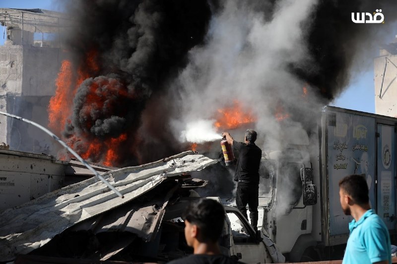 תושבים בודקים את הנזק במקום פשיטת הכיבוש שכוונה לסדנה של נפח בשכונת אל-סברה בעיר עזה.