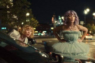Создатели фильма «Это всё она!» убрали Анастасию Ивлееву из уже снятой картины, наложив на лицо ее героини маску другой актрисы, рассказали журналисты, посетившие кинофестиваль «Окно в Европу». На нем состоялась премьера картины.Ивлеева сыграла в фильме во