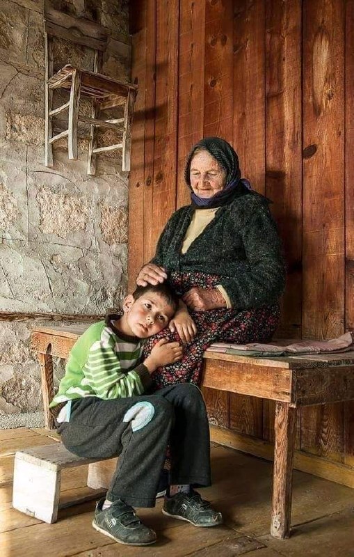 در محضر مولانا: چه نقش باختی ای روزگار رنگ آمیزکه این سپید سیه گشت و آن سیاه سپید#هوشنگ_ابتهاج🍃🌸🆔 محضرمولانا@afzali_mr