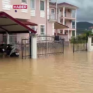 שיטפון במוגלה, טורקיה; הרחובות הוצפו גשם כבד באזור דלמאן במחוז מוגלה, טורקיה, גרם לנהר להצפה ולהצפות כבישים…
