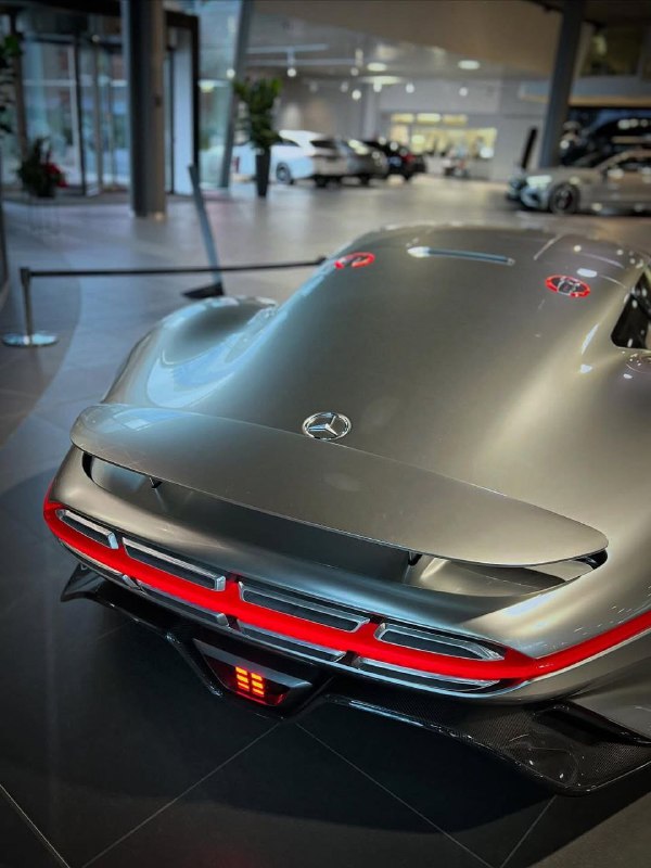 Mercedes-AMG Vision Gran Turismo 2013 года. Его дизайн опередил своё время на 30 лет. 6