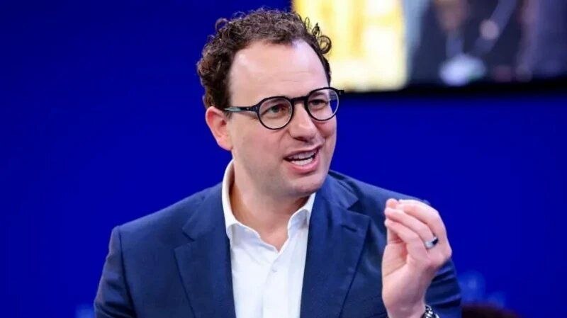 بنیانگذار و مدیرعامل شرکت آنتروپیک هشدار داد شتاب توسعه مدلهای پیشرو در صنعت هوش مصنوعی میتواند کنترل این فناوری را از دست انسان خارج کند — خبرآنلاین