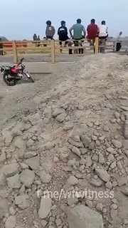 ️🇮🇷🇺🇸 נראה כי הצילומים מציגים שורה ארוכה של מכליות דלק מגובות ליד גשר קאהורסטאן במחוז הורמוזגן באיראן ב…