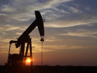 Добыча нефти в России продолжает незначительно проседать, цена на нефть Urals стала снижатьсяДобыча нефти в России в мае сократилась до 9,009 млн баррелей в сутки, что на 9 тысяч баррелей меньше, чем в апреле. Для сравнения, средний показатель 2025 года — 