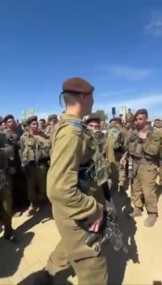 צילומים של ראש מחלקה בחטיבת גולני, סרן דוד חזות, שנהרג אתמול במהלך קרב בדרום לבנון, כשהוא צועק כדי להניע את…
