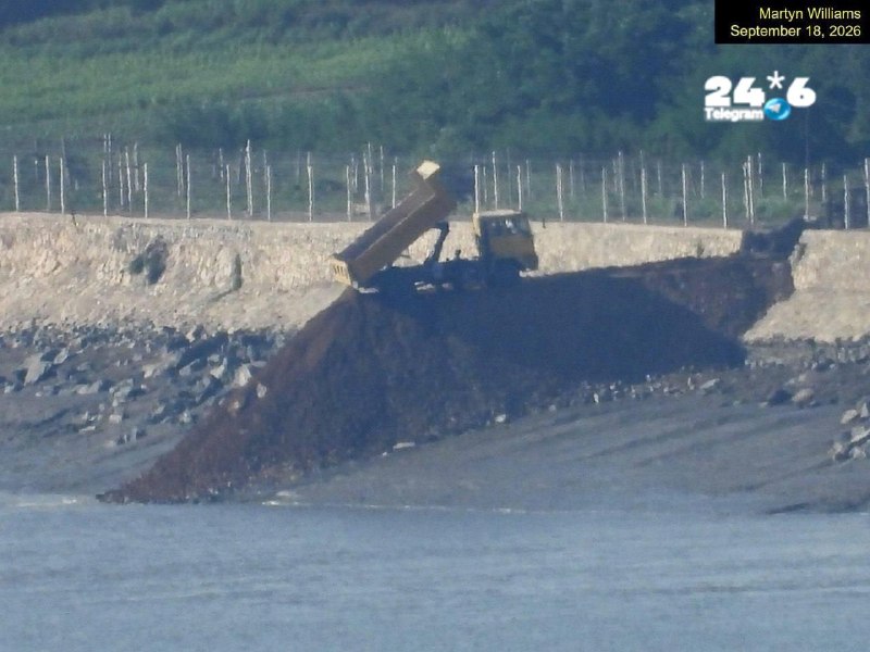 🇮🇱 North Korea turns the border with South Korea into a multi-layered defense line. Unusual activity in the border area has been recorded since September 2026. The outer compound includes three layers of fences with electric current, barbed wire and other elements for protection. New security cameras are also being deployed. For several months, Pyongyang has been widening roads, installing concrete pillars and carrying out earthworks. In addition, demolition works and land transfer were documented.