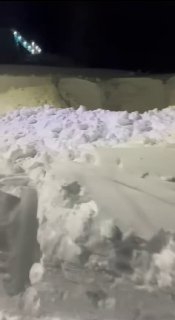 На Камчатке сугробы достигли 4 этажа. Главный герой сейчас мужчина, который отко