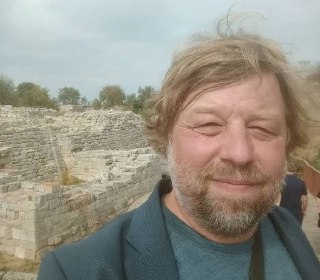 Сотрудника Эрмитажа Александра Б. задержали в Польше по требованию Украины «за проведение незаконных археологических поисков в Крыму» — RMF  По данным радиостанции, речь идет о «заведующем отделе древней археологии Эрмитажа». Он оказался в Варшаве проездом