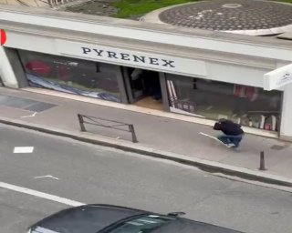 🎦 Ground attack by protesters on a store in Lyon, France.