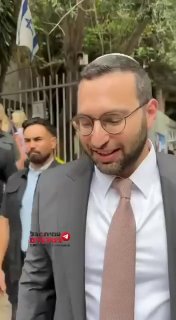 תרגום קודס הסדר תוקף את השר בממשלת הכיבוש, יצחק סרלוב, בזמן שהוא משתתף בהצבעה בבחירות.