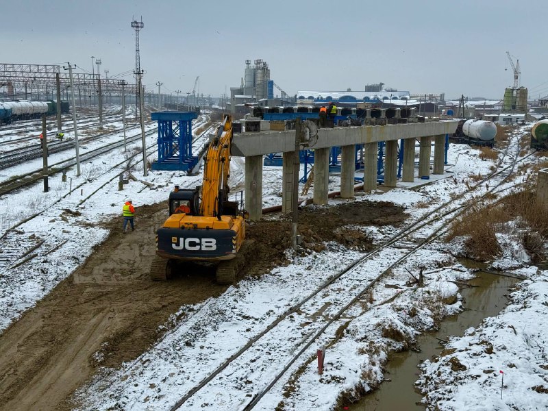 Наш минтранс показал и рассказал, как идет строительство подъездной автодороги к Махачкалинскому морскому торговому порту от федеральной трассы. фото