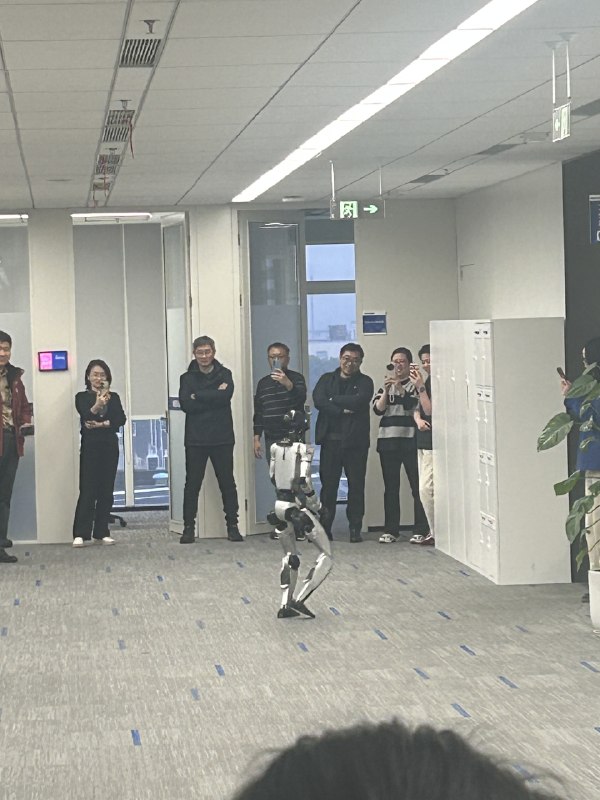 亲眼看到宇树吧，感觉还是有点傻有点贱