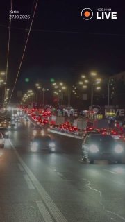 בקייב ישנם פקקי ענק בגדה הימנית ותורים אדירים לתחבורה יבשתית בגדה השמאלית עקב סגירת הגשר הדרומי שהותקף. המש…