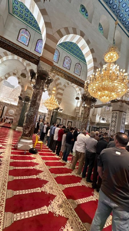 الأهالي يؤدون الصلاة في المسجد الأقصى