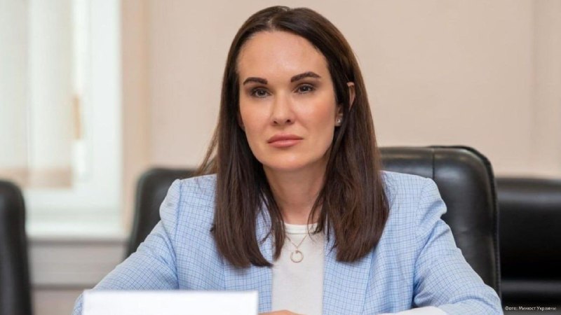 Zelensky ha despedido a Iryna Mudraya, subjefe de la Presidencia de Ucrania, según un decreto. She is a subject of investigations by the National Anti-Corruption Bureau of Ukraine (NABU) and the Specialized Anti-Corruption Prosecutor's Office (SAP).