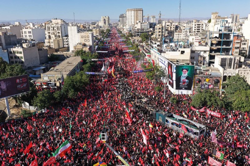 — 🇮🇷 חדש: הלוויה ענקית מתנהלת כעת במשהד, שם השהיד האייתוללה חמינאי ימצא את מקום מנוחתו האחרון
