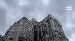 Элитный пентхаус Иосифа Кобзона на Новом Арбате выставили на закрытую продажу за миллиард рублей.По данным Mash, квартира площадью 600 м² расположена на 16-м этаже элитного ЖК "Груббер Хаус" на Новом Арбате. В доме усиленная охрана, КПП и круглосуточная сл