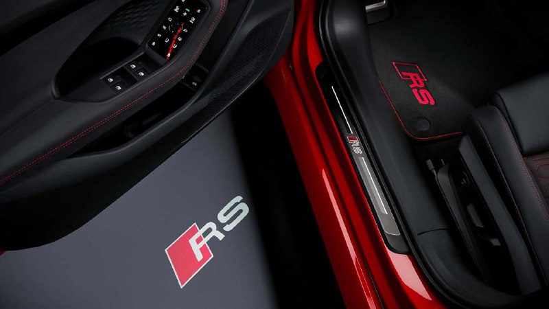 Audi официально представила новую RS5 B10 — сразу в двух кузовах: седан и универсал. Под капотом 2,9 8