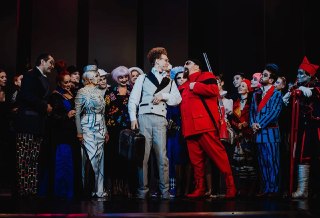 20 человек отравились на гастролях в театре Моссовета — одну из актрис госпитализировали.Актёры и техперсонал из Красноярска приехали в столицу со спектаклем "Бой с тенью". Они остановились в гостинице "Пекин" на Маяковской. Утром позавтракали в столовой о