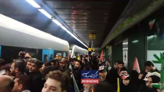 🎦 מצטופפים בקווי המטרו של משהד ומזמרים נגד רזה פהלווי האמריקאי ושבויי סוריה