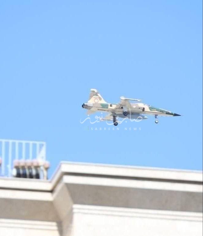 מטוסי קרב של צבא איראן מצוידים בטילי יירוט הוצבו לאורך תוואי מסע הלוויה של המנהיג ההרוג בעיר משהד.