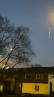 На юго-западе Германии фрагменты метеорита повредили крыши и дома в нескольких районах, сообщает Die Zeit. По предварительным данным, никто не пострадал.Местная полиция рассказала о многочисленных звонках по поводу «ярко светящегося объекта с кратковременн