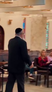 בנו של ניקולס מדורו ביקר בבית כנסת בוונצואלה, חובש כיפה, חיבק את חברי הקהילה וצפה בארון התורה ובחנוכייה. הו…