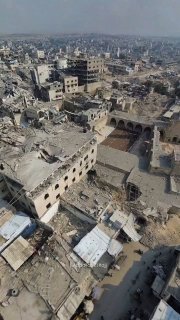 مئذنة المسجد العمري تشامخ وسط أنقاض غزة