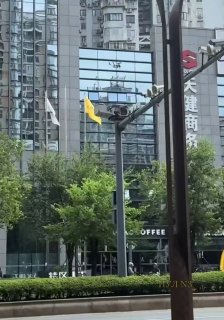 בסין הותקנו עמדות טעינה לכטב"מים ישירות ברמזורים: כטב"מים יכולים לנחות באתרים מעל צמתים ולמלא את הסוללות שלהם.