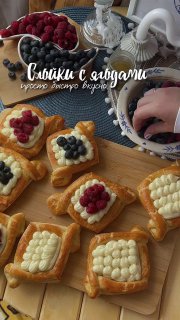 Вкуснейшие слойки с заварным кремом, малиной и голубикой Девчонки, еще раз привет! Давненько не было у нас рецептов. Время исправляться и когда, ес... - изображение 1 - кремом, еще, молоко