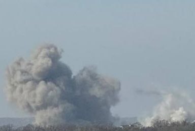 13:20 חרקוב - פיצוצים Tornado-S. עשן עולה מאתר הפגיעה של טיל טורנדו-S בחרקוב.