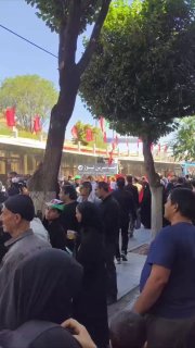 צולם על ידי סברין ניוז, משהד, ירושלים ומיליוני ההמונים בטקס הלווייתו של האימאם שנהרג