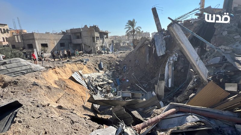 תמונות המתעדות את ההפצצה האווירית של הכיבוש על בית והובלת פצוע ליד "בית החולים הירדני" ממערב לעיר חאן יונס…