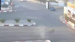 הרגע שבו קמו שני הקדושים חמודה ואחמד אל-ג'ובה לאחר שביצעו מבצע ירי שנמשך יותר מעשרים דקות בחברון, והביא להר…