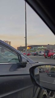 עוד כמה יריות מהשריפה במרכז המסחרי זולוטוי בהקמה. אנחנו תמיד בקשר כאן.