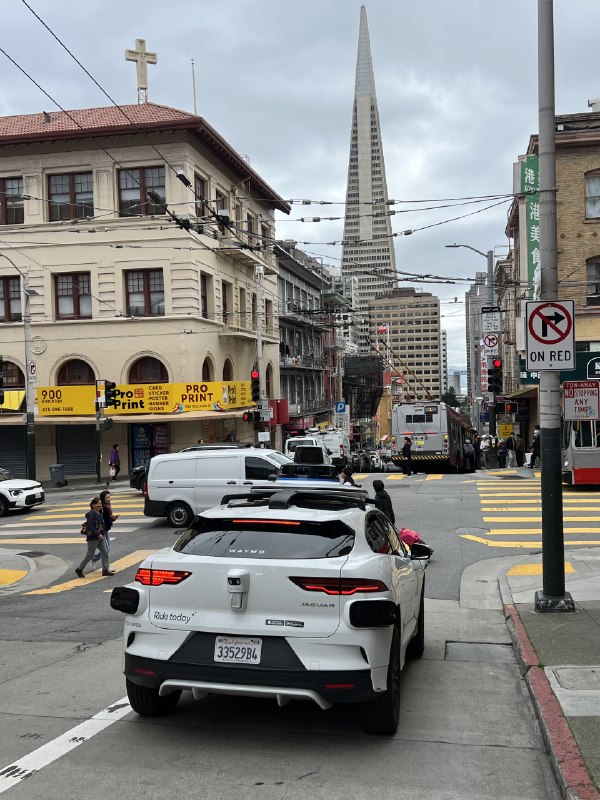 旧金山无人驾驶，比想象中要流畅，上车就切换成中文模式，全程驾驶平顺，没有安全顾虑，复杂情况下小技术很不错的，车况比uber好，价格差不多，一天打了四辆，甚至觉得没有司机更好了，😂旧金山无人驾驶，比想象中要流畅，上车就切换成中文模式，全程驾驶平顺，没有安全顾虑，复杂情况下小技术很不错的，车况比uber好，价格差不多，一天打了四辆，甚至觉得没有司机更好了，😂