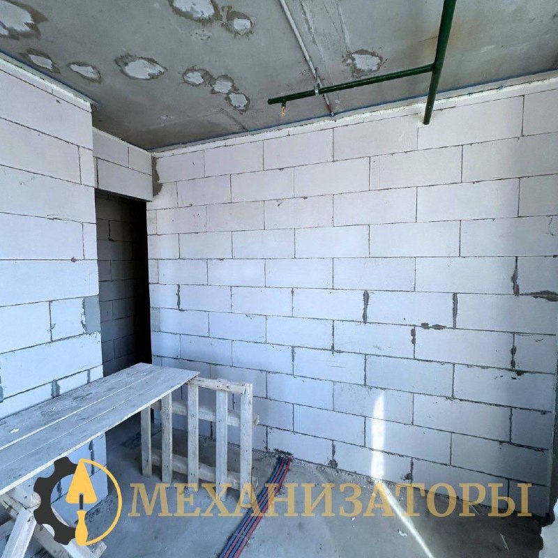 Любую красивую задумку можно испортить на черновом этапе встроенная мебель просто не встанет в кривые ниши, а швы на дорогой плитке не сойдутся. Чт... - изображение 2 - можно, любую, просто