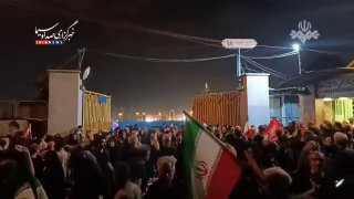 🎦 כניסה ויציאה חלקה של אנשים מהדלתות של מוסלה בטהרן, למרות הקהל הרב