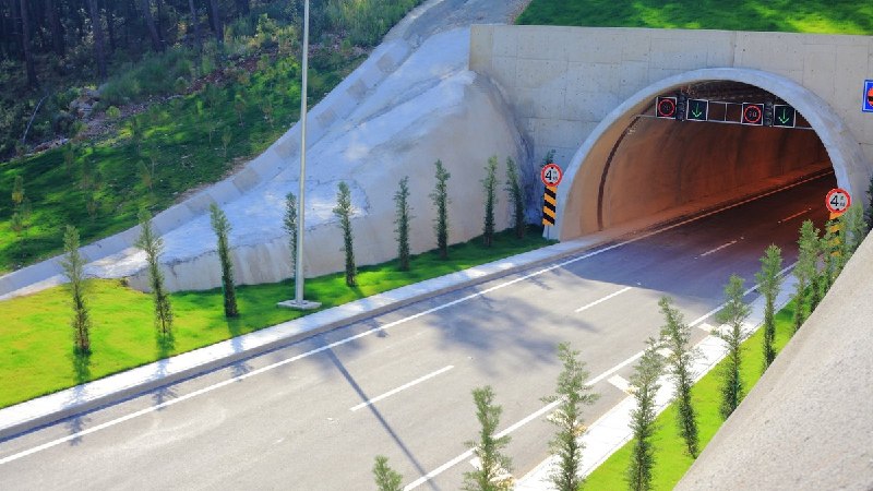 Если отбросить всю неавтомобильную шелуху, новость для нас вот в чём: снова всплыл проект тоннеля че