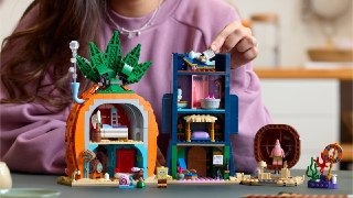 LEGO представила набор по «Губке Бобу»Фанаты мультсериала смогут собрать жилища главных героев — Губки Боба, Сквидварда и Патрика. Дома имеют проработанный интерьер.В комплекте есть фигурки трио персонажей, а также примечательные объекты из сериала вроде л