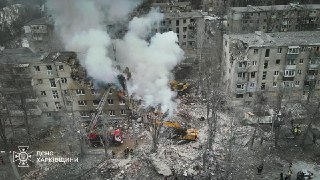 Число жертв в результате ракетного удара по Харькову выросло до семи человек  Как сообщает ГСЧС, из-под завалов жилого дома извлекли тело ребенка. Общее число убитых выросло до семи, среди них двое детей. Спасательные работы продолжаются.  Всего Россия сег