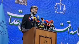 נאסר אטבאטי, ראש השופט של מחוז טהראן, במהלך הדיון בבית המשפט בעניינם של חולי פרפרים: רכושה של ספינה אמריקאי…