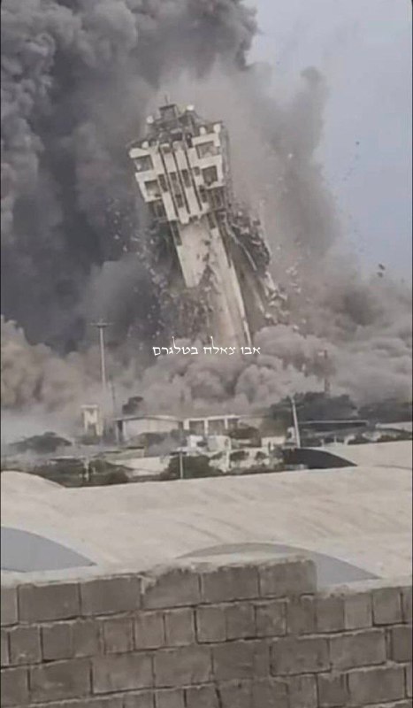 רגע הנפילה של מגדל הפיקוח הימי בצ'אבהאר.